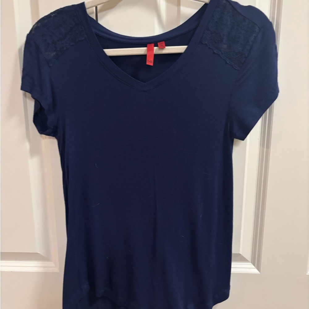 NWOT Women’s Navy V-Neck Short Sleeve Top with Lace Shoulder Detail Xs